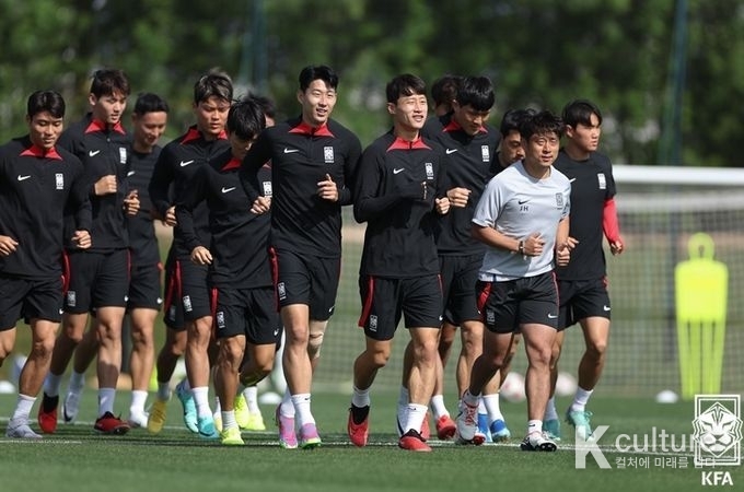  남자 축구 국가대표팀이 조깅을 하며 몸을 풀고 있다.