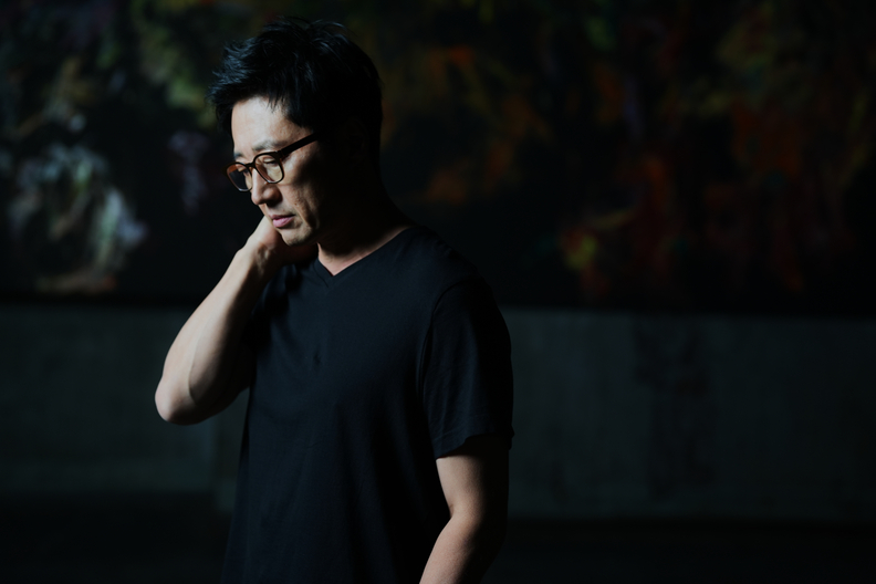 박신양(b.1968)은 배우이자 미술가로 활동하고 있다. 동국대 및 러시아에서 연극영화와 연기를 전공했다. 그는 배우로서 왕성한 활동과 빛나는 성과를 보여준 바 있다. 