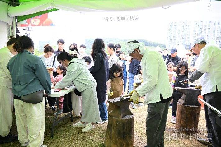 울산 북구 쇠부리축제에서 참가자들이 대장간 체험을 하고 있다. 사진+울산 북구청 제공