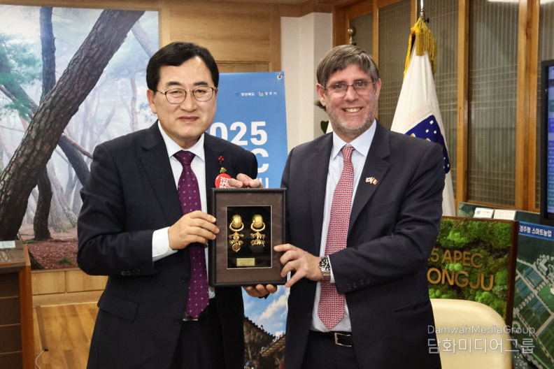 지난 24일 경북 경주시청 대외협력실에서 주낙영 경주시장이 파울 두클로스(오른쪽) 주한 페루대사의 예방을 받고 보문동 부부총에서 출토된 금제 태환이식 귀걸이(국보) 모형을 선물하고 있다. 사진=경주시 제공