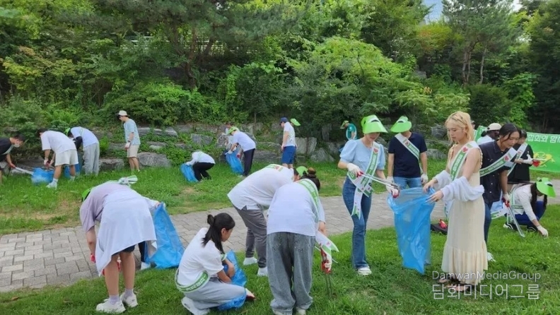 스페이스골드는 자살예방캠페인 및 한강에서 쓰레기를 줍는 행사(플로킹)를 진행했다. 2023년