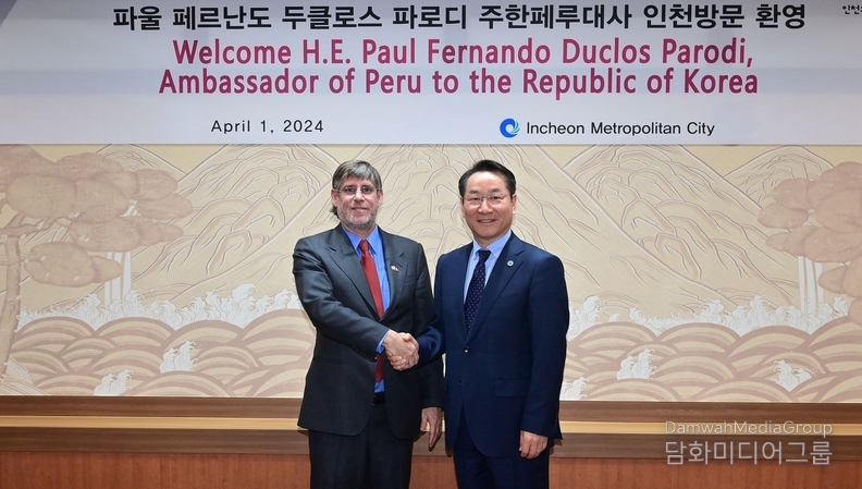 Incheon City Mayor Yoo Jung-bok (right) shakes hands with Peruvian ambassador to Korea Paul Fernando Duclos Parodi to discuss cooperation at the reception room of Incheon City Hall on April 1./ Courtesy of Incheon City