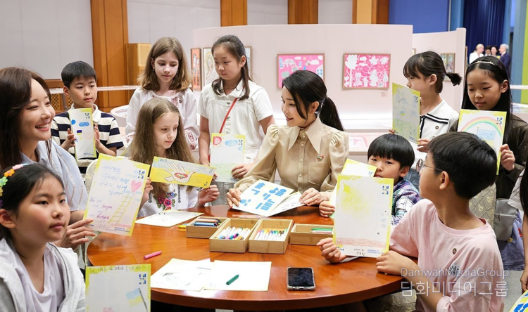 First Lady Kim Keon-hee visits the 'Children Drawing Hope: Ukrainian Children's Art Exhibition' at the Cheong Wa Dae, taking a commemorative photo with the children who attended the event. / Courtesy of the Presidential Office