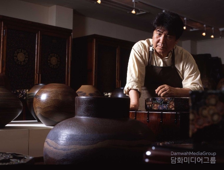 옻칠의 대가 무형문화재 칠화장漆畵匠 제1호 청목 김환경(사진-청목문화재단 제공)