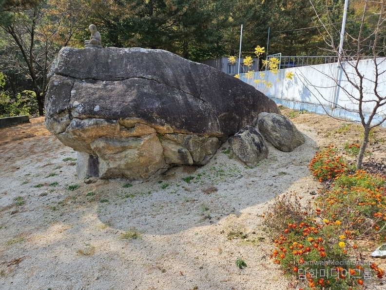 김천 금율약수 마당에 있는 두꺼비 바위 / 사진제공 왕두꺼비 산장 054-437-8937