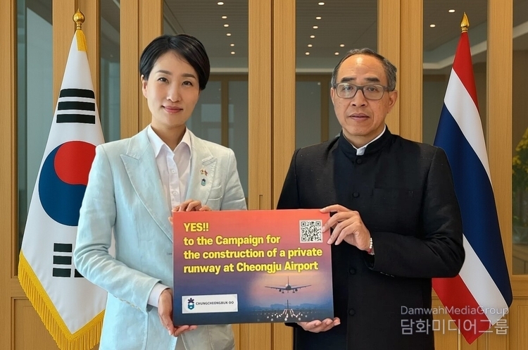 타니 상그랏 주한 태국 대사가 충북도의 핵심 현안인 청주공항 민간 항공기 전용 활주로 건설 촉구 캠페인에 외교사절로는 처음으로 동참했다. (사진-충북도)