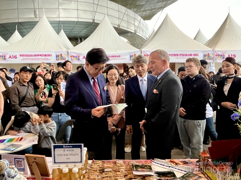 안드레이 체르네츠키 주한 벨라루스 대사는 부인과 함께 축제 개막식과 폐막식에 참석해 다문화 교류의 의미를 더했다. 사진은 박형준 부산시장과 행사장을 둘러보고 있다.