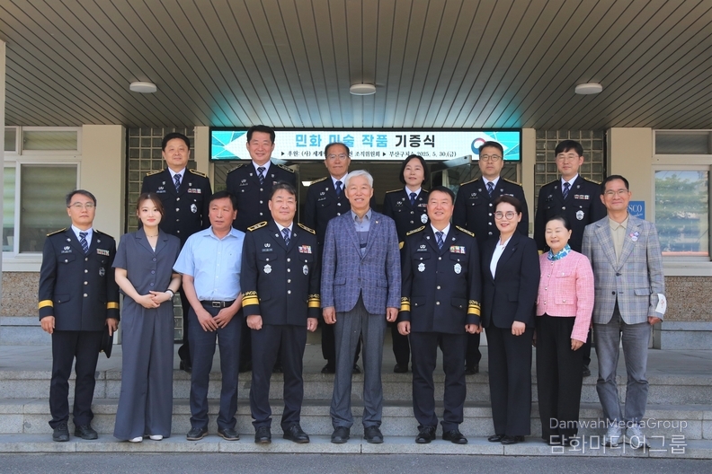 작품 기증후 기념 촬영을 하고 있다.(사진-대구교정청)