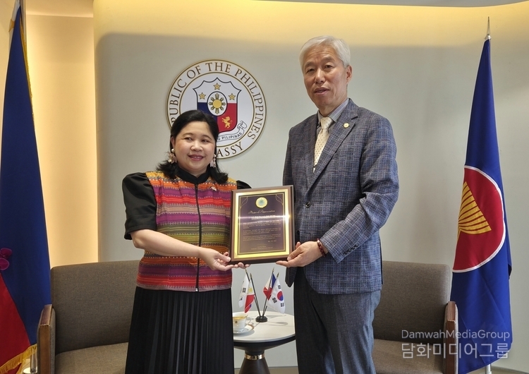 지난 26일, 서울 주한 필리핀 대사관에서 열린 감사패 전달식에서, 외교저널 이존영 회장(우측)이 디존-데 베가 대사(좌측)에게 감사패를 전달하고있다. (사진-담화미디어그룹)