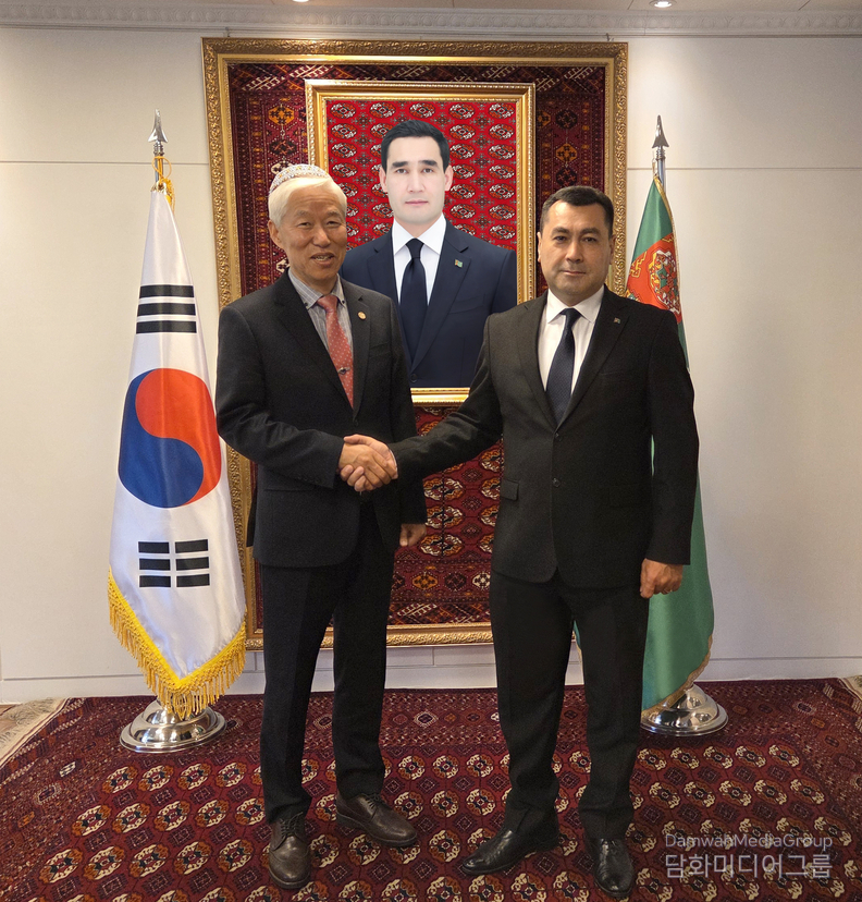  투르크메니스탄 주한 대사 베겐치 두르디예프 대사(오른쪽)와 『외교저널』 이존영 발행인 겸 회장(왼쪽)