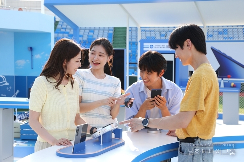 대전 중구 한화 이글스파크 ‘갤럭시 체험존’에서 방문객들이 ‘갤럭시 워치8 시리즈’와 함께 나의 러닝 레벨을 확인하고, 러닝 코칭 프로그램을 추천 받는 모습