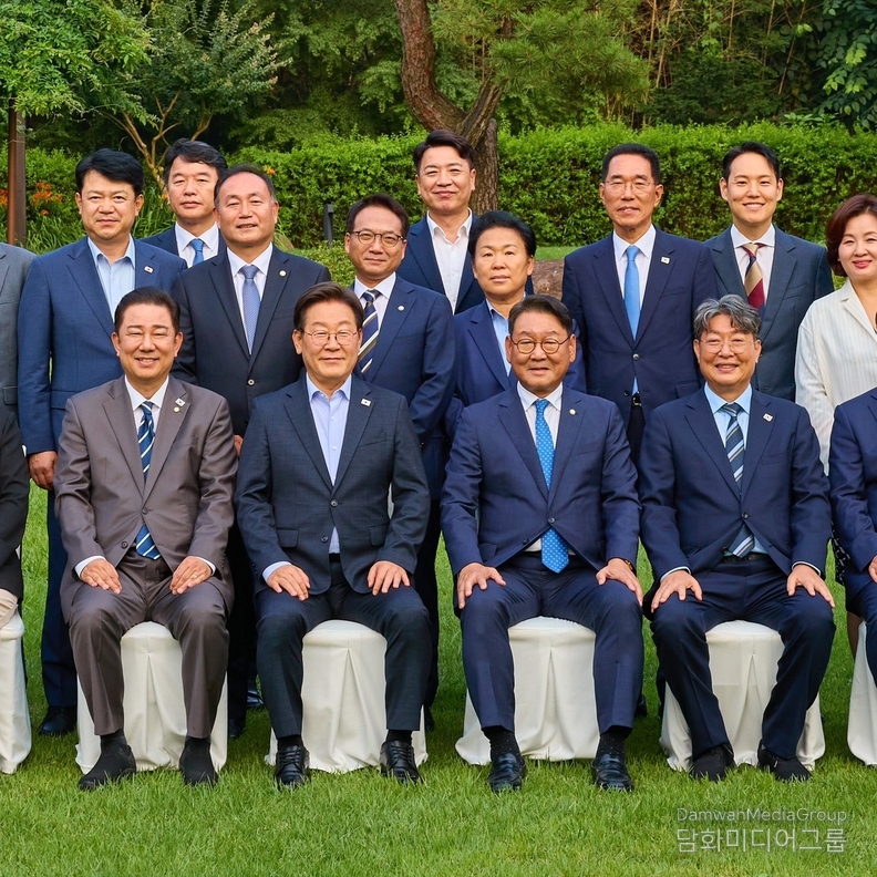 이재명 대통령 초청 만찬에서 김교흥 국회 문화체육관광위원장의 위원장 선출을 축하하며 기념촬영을 하고 있다. 대통령은 오랜 인연을 담아 김 위원장의 옆자리에 직접 앉기를 청하며 친근한 모습을 보였다. 바쁜 국정에도 불구하고 참석자들을 일일이 챙기는 대통령의 모습에 참석자들은 깊은 감동을 받았다.(사진-김교흥 위원실)