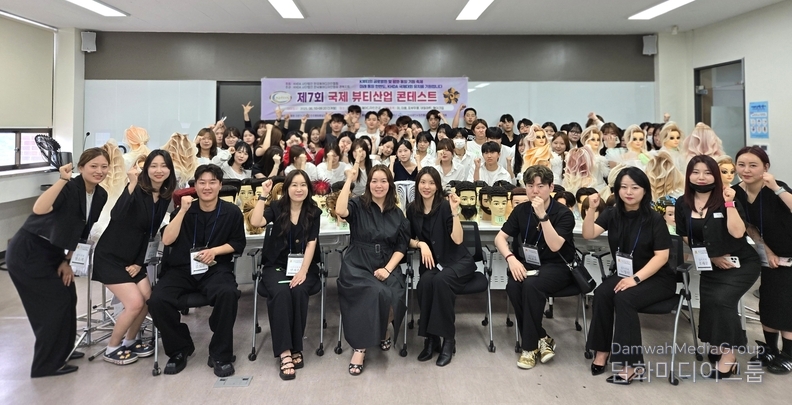 대경대학교에서 기념촬영