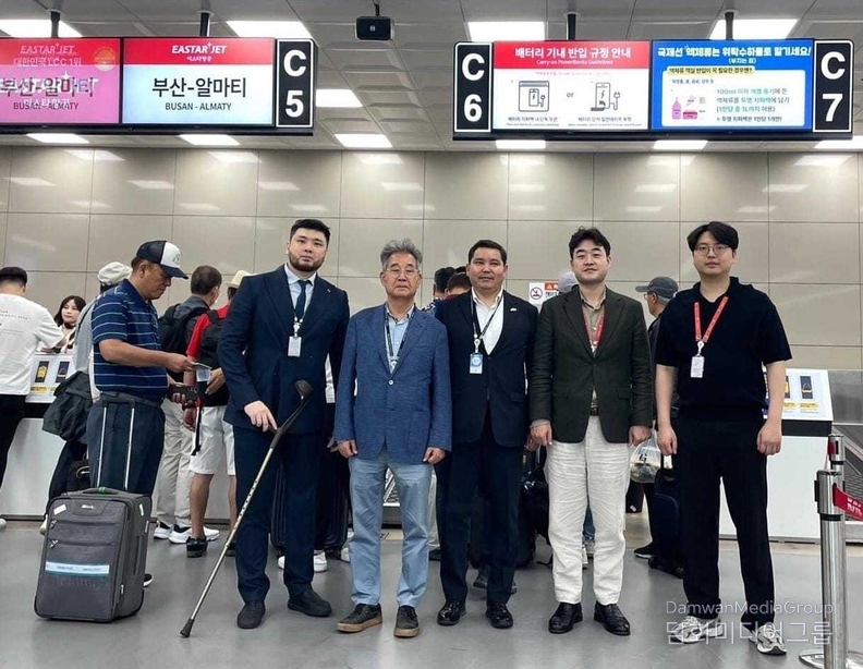 아슬란 아스카르 주부산 카자흐스탄 총영사, 이상훈 명예영사, 이스타항공 관계자들이 부산–알마티 신규 노선 개설을 기념하는 현수막 앞에서 포즈를 취하고 있다.