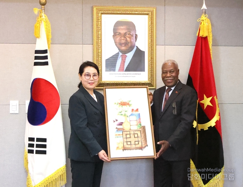 주한 앙골라 대사에게 작품을 기증하고 있다.