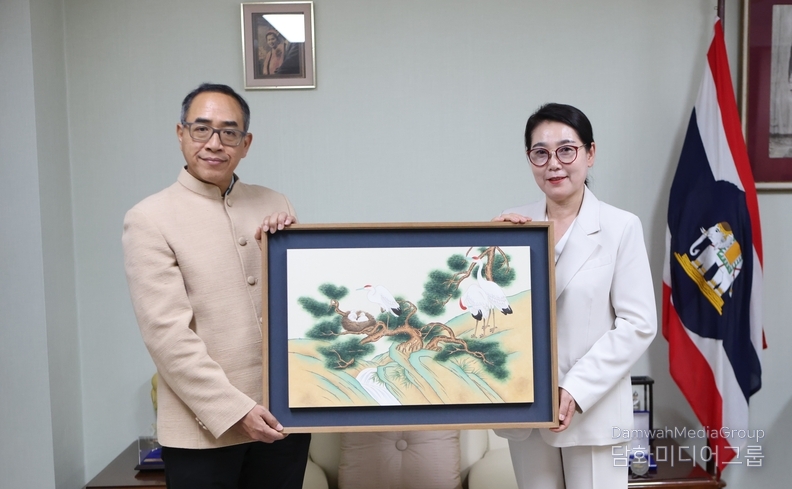 주한 태국대사에게 작품을 기증하고 있다.