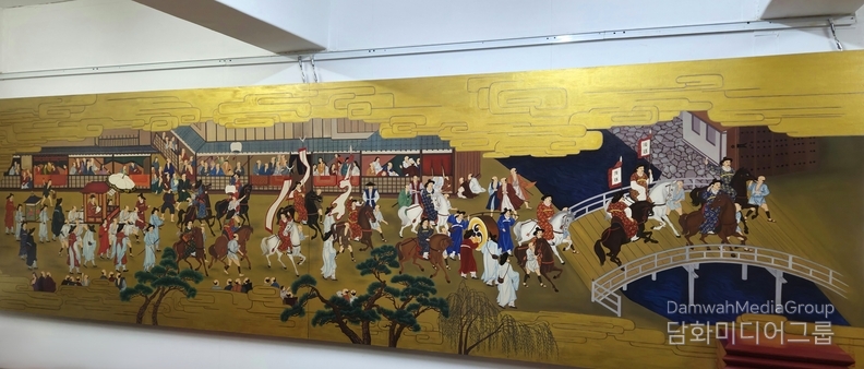 청목 김환경 명인의 대형 옻칠화 작품 『행렬도』(400호, 싯가 약 8억 원), 전통 채화칠기 기법으로 제작된 이 작품은 궁중의 화려한 행차 장면을 정교하게 복원한 대작으로, 수백 인물의 동세動勢와 의복 문양, 금박 구름문양 등 고도의 전통화 기법이 집약되어 있다. 400호 크기의 옻칠화로는 국내 유일무이한 작품이며, 전통회화와 칠예공예의 경계를 허문 전통 미술의 기념비적 걸작으로 평가된다. 작품 전체에 실제 금분 및 천연 옻칠이 사용되었으며, 수개월에 걸친 수작업으로 완성되었다.