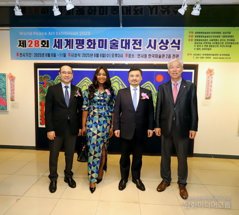 주한외교 사절단과 함꼐 전시장에서 