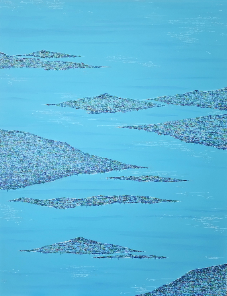 서이은 작가의 「그 섬에 마음을 놓고 오다」(Mixed media, 80호, 145.5×97cm)는 한국의 섬을 푸른 바다 위에 펼쳐 놓듯 담아낸 작품이다. 화면 속 섬들은 한글의 획과 같은 세필의 중첩으로 이루어져 있으며, 바다와 어우러지며 고유한 울림을 전한다. 섬은 고요와 평온, 그리고 고독 속의 안식을 상징하고, 한글은 한국 문화의 정체성과 자부심을 드러낸다. 두 요소가 만나 자연과 언어의 조화를 시각적으로 구현하며, 관람자에게는 ‘마음을 내려놓고 머무를 수 있는 공간’으로 다가온다. 작가는 이 작품을 통해 섬이 가진 공간적 의미와 한글이 지닌 정신적 울림을 결합시켜, 한국의 전통과 정서를 현대적인 조형언어로 풀어냈다.