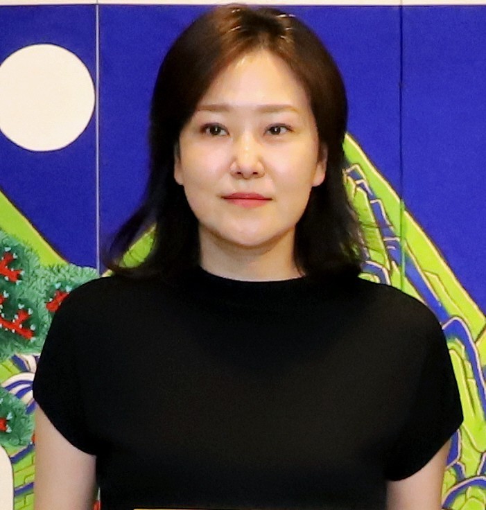 여수국제미술제 특별전 공모 작가로 선정된 서이은 작가, 그녀의 작품은 섬의 이미지와 한글을 중첩시켜 한국의 자연과 언어가 지닌 고유한 아름다움을 표현한다.