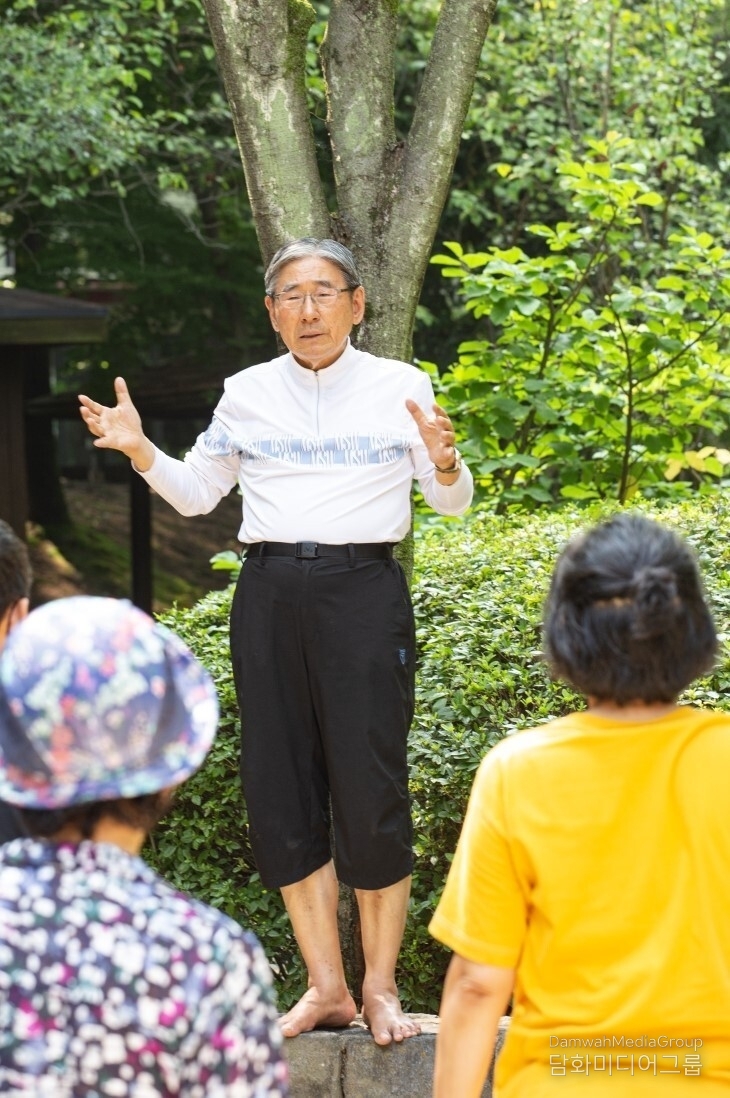 “자연과 하나 되는 길, 맨발로 걷는 순간 그는 흙과 숨결을 나누고 마음은 맑아지며 삶은 한결 가벼워진다. 박동창 회장의 맨발사랑, 그것은 건강을 넘어 자연과 공존하는 지혜의 길이다.”