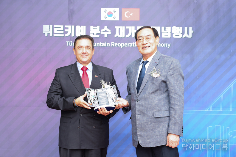 하형주 이사장은 행사에서 살리 무랏 타메르 대사에게 감사패를 전달하며 양국의 변함없는 우정을 다짐했다.