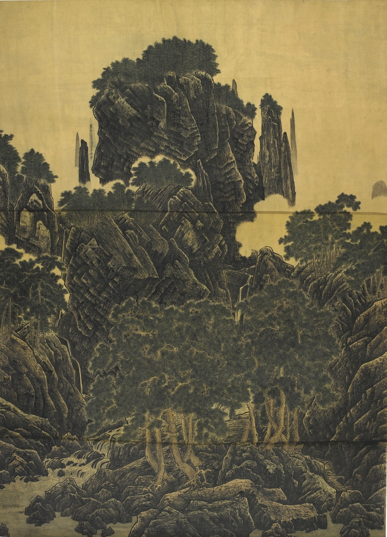 수묵화 황영식 작가의 이 작품은 웅대한 바위산과 울창한 숲, 맑은 계곡이 어우러진 전통 산수화입니다. 화면 가득 고요하면서도 장엄한 자연의 숨결이 스며 있습니다. 상단에는 수직으로 치솟은 바위 봉우리가 압도적인 기세를 드러내고, 그 사이사이 겹겹이 들어선 숲이 깊이를 더합니다. 먹의 농담과 세밀한 붓질은 바위의 결, 숲의 울창함, 안개 낀 듯한 아득함을 함께 담아내며, 단순한 풍경이 아닌 자연의 기운생동氣韻生動을 전하게 됩니다. 중단에는 촘촘한 수목이 어둡고도 깊은 숲을 이루고, 하단에는 바위 틈새로 흐르는 계류가 생기를 불어넣습니다. 특히 전경의 노송은 바위 위에 단단히 뿌리내려 자연 속 생명의 강인함을 상징하게 됩니다. 이 작품은 단순한 경관의 재현을 넘어, 하늘과 땅, 바위와 물, 나무와 인간이 어우러진 조화로운 우주의 질서를 드러냅니다. 관람자는 작품 앞에서 마치 깊은 계곡 속에 서 있는 듯, 숲의 바람과 물소리를 함께 느끼게 됩니다.