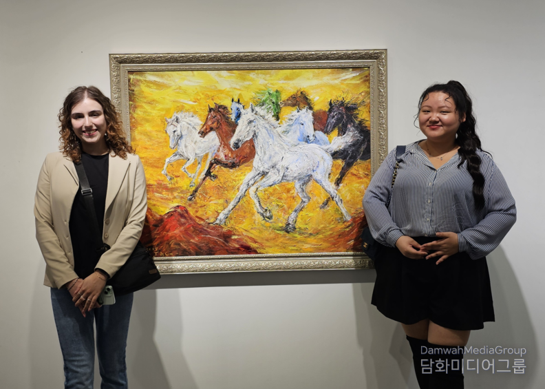 정호정 작가의 작품 〈예술, 신화를 품다〉를 감상 중인 헝가리 관람객 릴리아니.