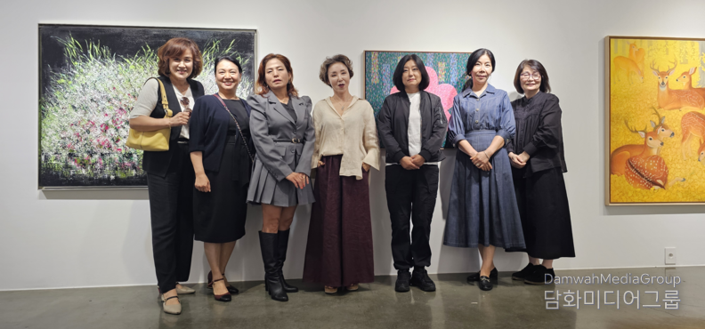  아트그룹 ‘와유회’ 회원들이 전시장에서 기념촬영을 하고 있다.