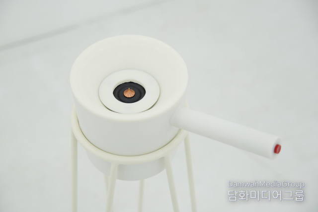 후니다 킴(Hoonida Kim), ‘네오프로덕트: 무심한 귀를 위한 에피타이저 시리즈-사운드 샤워(NEO PRODUCT: Appetizers for Indifferent Ears-Sound Shower)’, 2021,<br>
사운드 기반 오브제(Sound-based object)