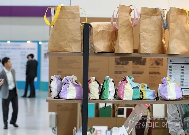 폐현수막으로 우산 제작 등…재활용 사업에 15억원 지원