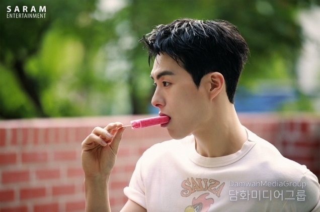 배우 정건주, 여름을 의인화한 싱그러움…‘엘르’ 화보 비하인드 공개