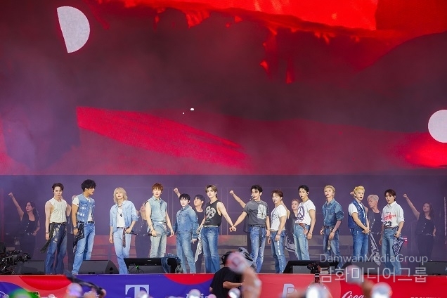 “세븐틴, ‘롤라팔루자 베를린’서 역사적 퍼포먼스”…외신 잇단 호평
