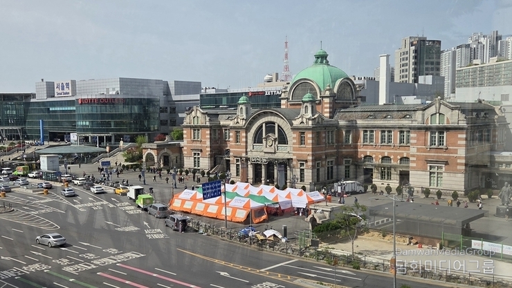 [사진으로 보는 서울의 시간] 옛 서울역 북쪽과 신역사 남쪽, “한 프레임에 담긴 두 개의 시대”